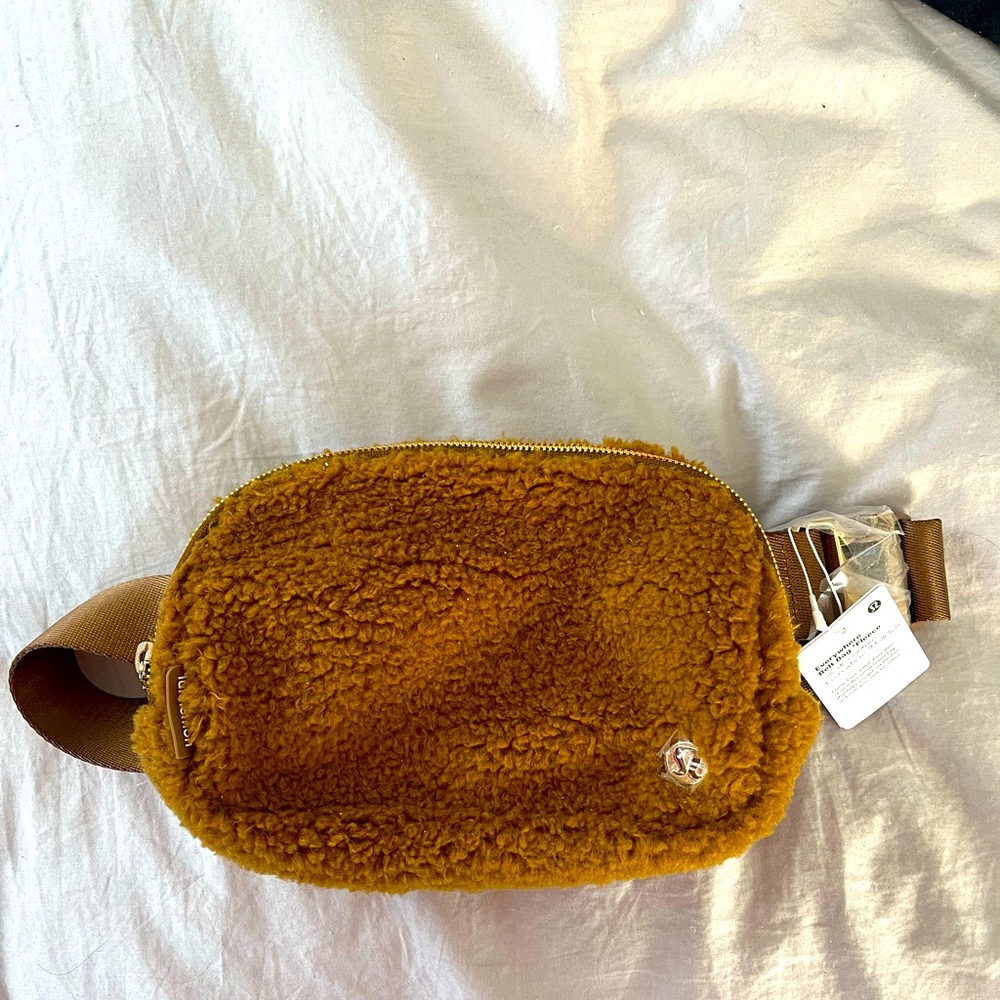 Lululemon Athletica Everywhere Fleece Belt
Bag (Burnt Caramel) NWT
